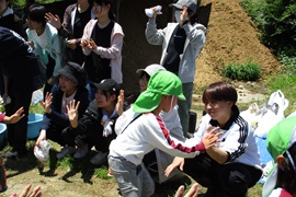 学生とハイタッチ「また来るよ！」