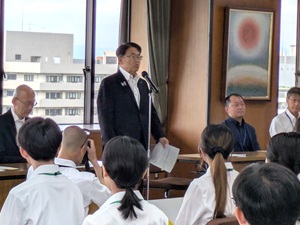 研究所所長である大村秀章知事による研究員への激励の挨拶