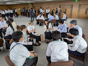 チームごとに分かれての研究員、企業担当者、<br>ファシリテーターを交えての顔合わせおよびチームミーティング