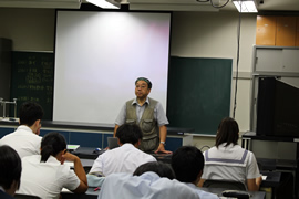 講義を行う理科教育講座渡邊幹男教授