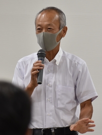 事務職員にメッセージを送る野田学長