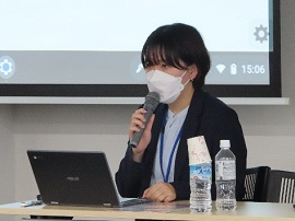 学習者用デジタルコンテンツ集の操作について紹介する平林里彩氏