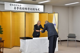 野田敦敬学長が称号記を手渡す様子
