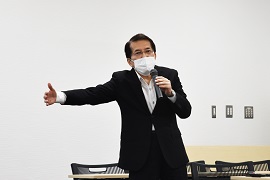 デジタル教科書の現状を語る講師の川瀬徹氏