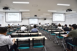 実際のデジタル教科書のデモ画面を見る参加者
