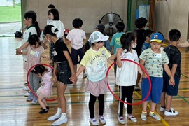 体を通せるかな？（フラフープ）