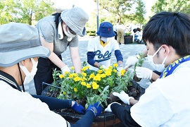 野田学長と有志学生による植栽の様子