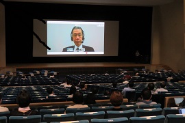 スクリーン上の石原教授と聴講会場の様子