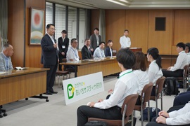 研究所所長である<br>大村愛知県知事による研究員への激励のあいさつ