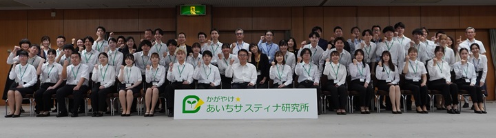 開所式にて、所長の大村知事、パートナー企業担当者、ファシリテーターと一緒に記念撮影<br>最前列左から6人目：竹内佐和さん、右から2人目：土井瑞希さん、右から3人目：桑原結子さん、<br>2列目左から4人目：峠谷歌音さん、左から8人目：小祝彩愛さん