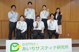 チームウッドフレンズの研究員、企業担当者および<br>ファシリテーター、後列右から2人目が峠谷歌音さん