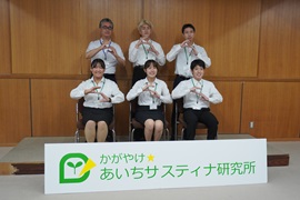 チームシャチハタの研究員、企業担当者、<br>前列左橋が小祝彩愛さん