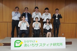 チームマックスバリュ東海の研究員、企業担当者および<br>ファシリテーター、前列中央が桑原結子さん