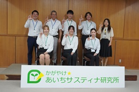 チームLIXILの研究員、企業担当者およびファシリテーター、<br>前列中央が土井瑞希さん