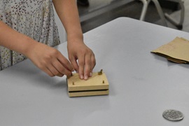 木板で挟んで固定する様子