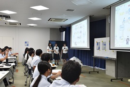巨大サイコロでゲームを体験する様子