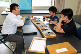 地層について親子で学ぶ様子