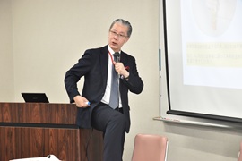 石原慎教授によるエピペン使用説明の様子