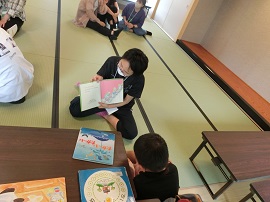 「子どもの読書応援団体よみっこ」による絵本の読み聞かせ