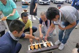 合宿研修（阿智村）で五平餅作りを体験する受講生