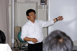 地震について講義する戸田教員