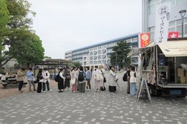 キッチンカーに並ぶ学生の様子①　