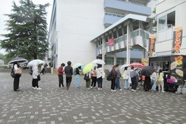 キッチンカーに並ぶ学生の様子②