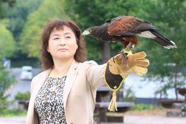 赤鬼を据える後藤ひとみ学長