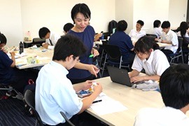 生徒に助言する井戸絢子准教授