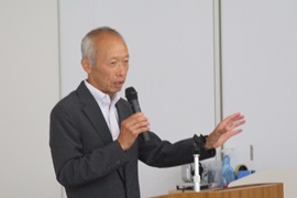 総括コメントを述べる野田敦敬学長