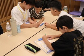 企画展でみつけたものをグループ協議している様子