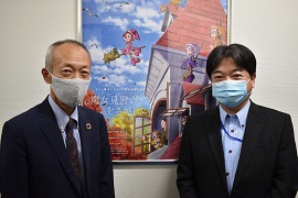 試写室前の野田学長と後藤事務局長