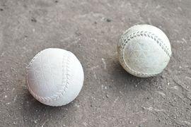 軟式野球のボール（左）と準硬式野球のボール（右）