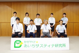 「チーム中京テレビ」に参加する学生5人（後列）とファシリテーターの大鹿聖公教授（前列右）
