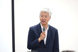 開講式にてあいさつを述べる寺田安孝理事