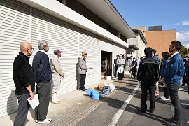 あいさつする野田学長