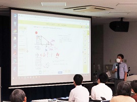 コラボノートの使い方について説明を聞く参加者