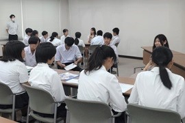 グループに分かれて先輩と交流