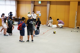 B：小学生が描いた「嫌なもの」の絵を倒す様子