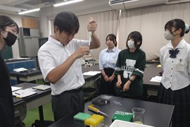 慎重に試薬を入れていきます。