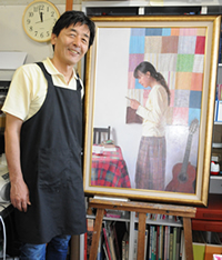 松本副学長と受賞作品「便り」