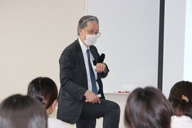 注射位置を解説する石原慎教授