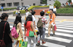 学生によるキャンパスツアーの模様