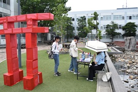 生協学生委員会企画として神社を模した「愛教神社」
