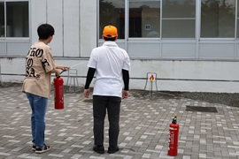消火器操作体験の様子