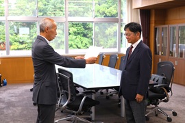 野田敦敬学長から吉田厚司様へ感謝状を贈呈