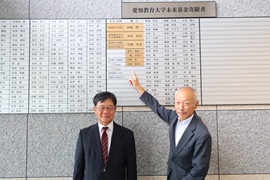 銘板の前での撮影