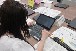 参加者がヒント集などを見ながら体験している様子