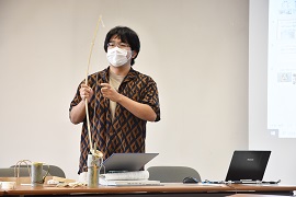 自ら作成した竹細工を紹介する学生