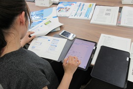 参加者が資料を見ながら体験している様子